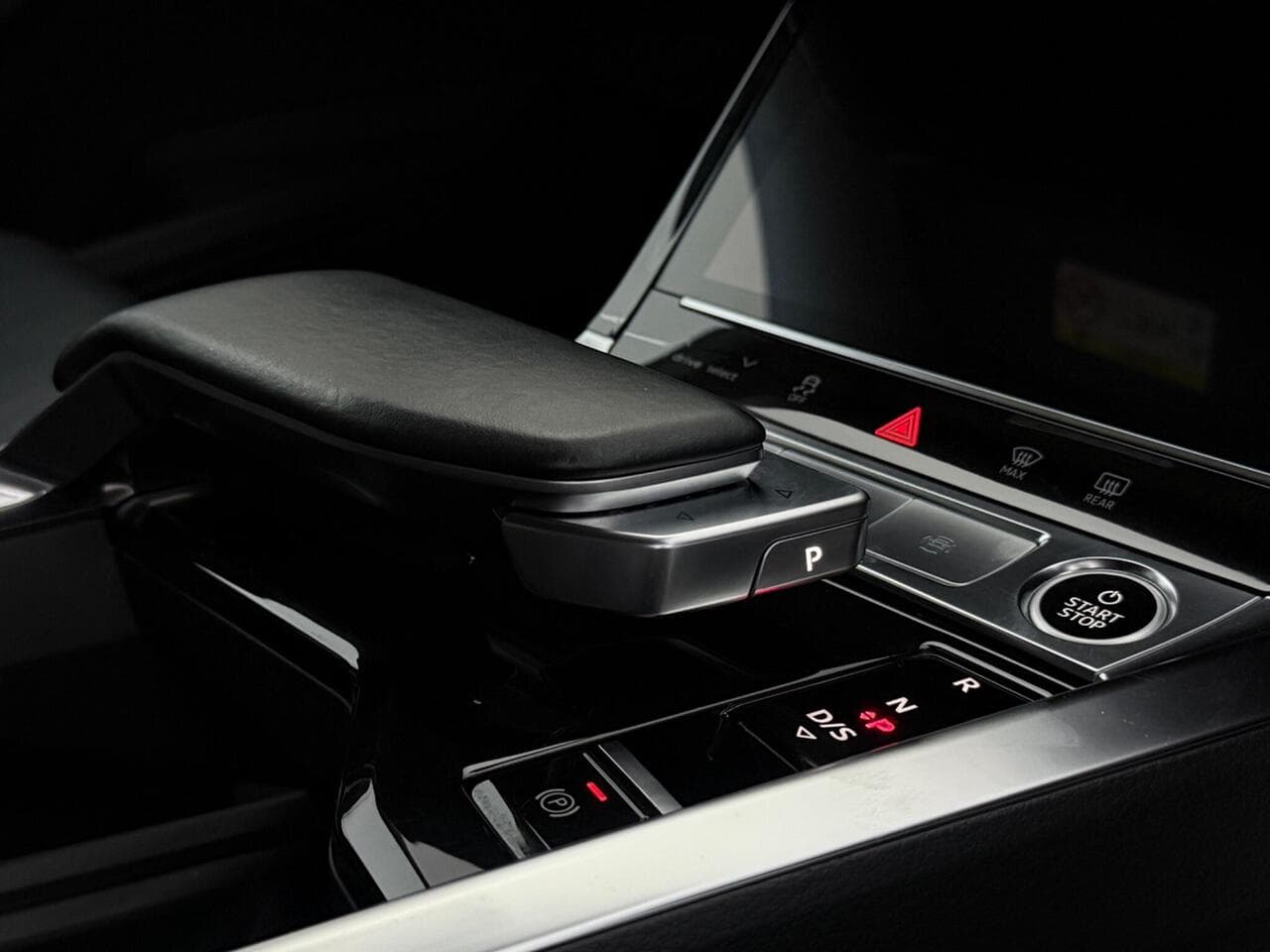 Audi e-tron thumbnail Interior Front