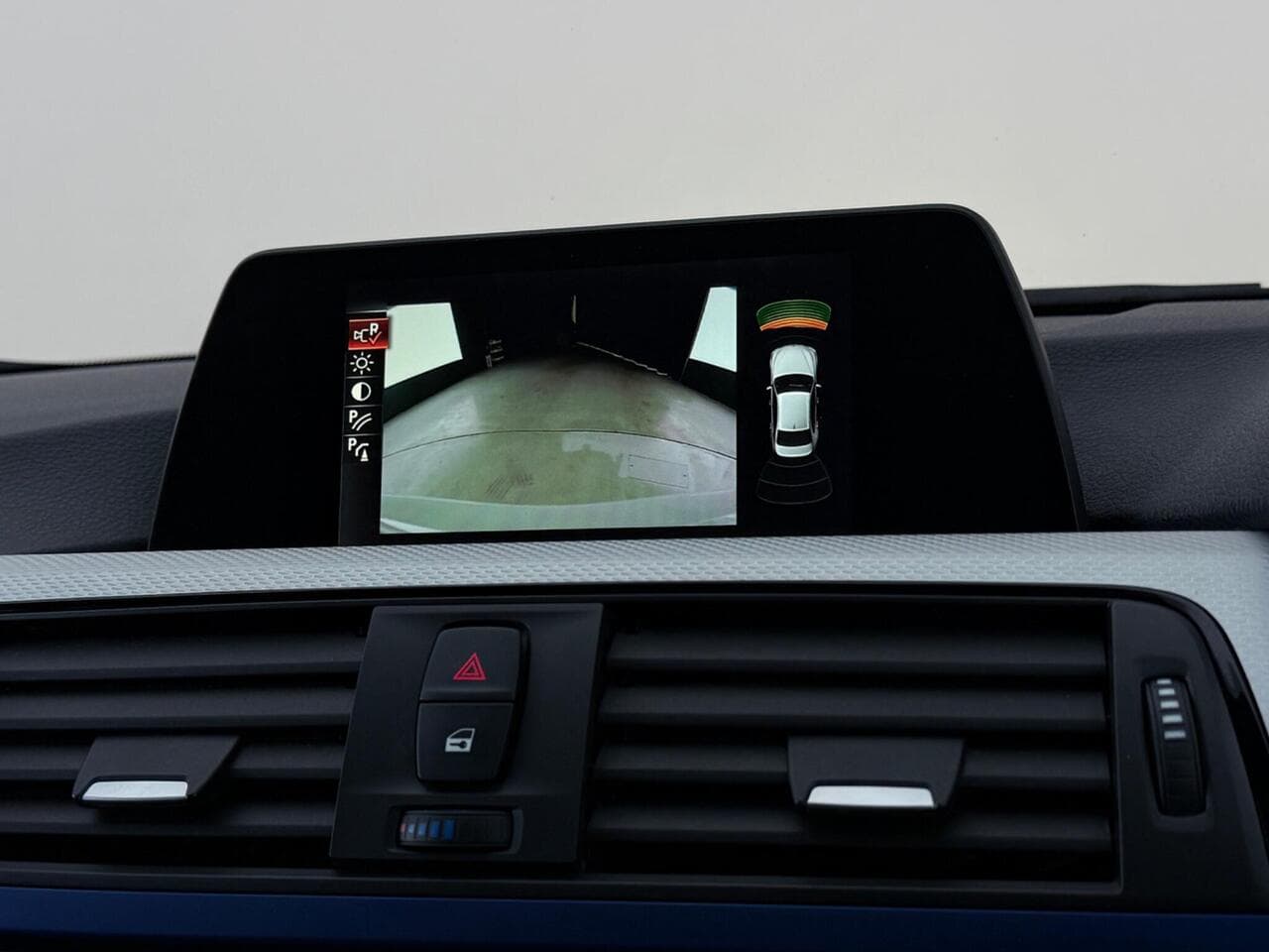 BMW 3 Series thumbnail Infotainment System