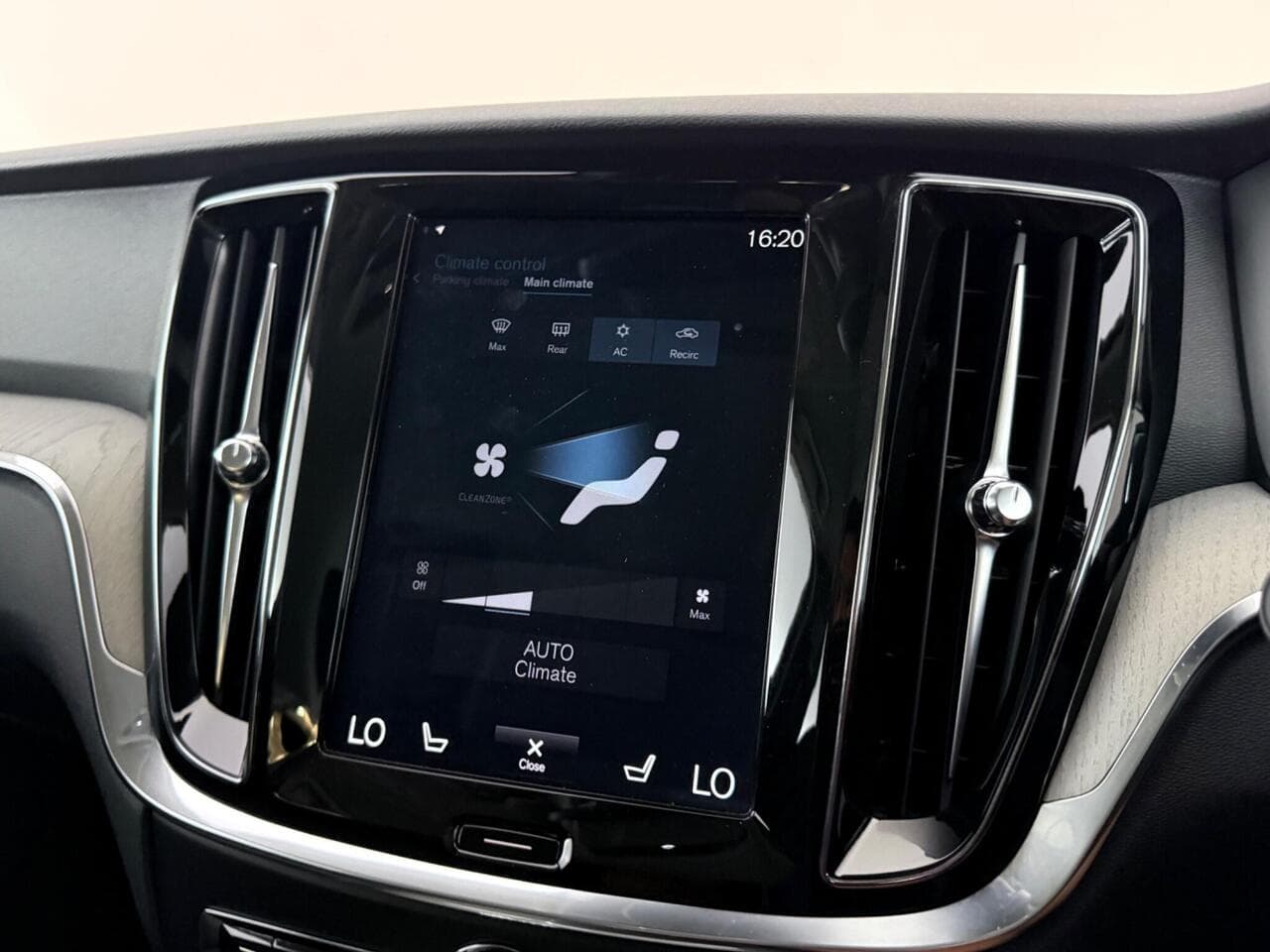 Volvo S60 thumbnail Infotainment System