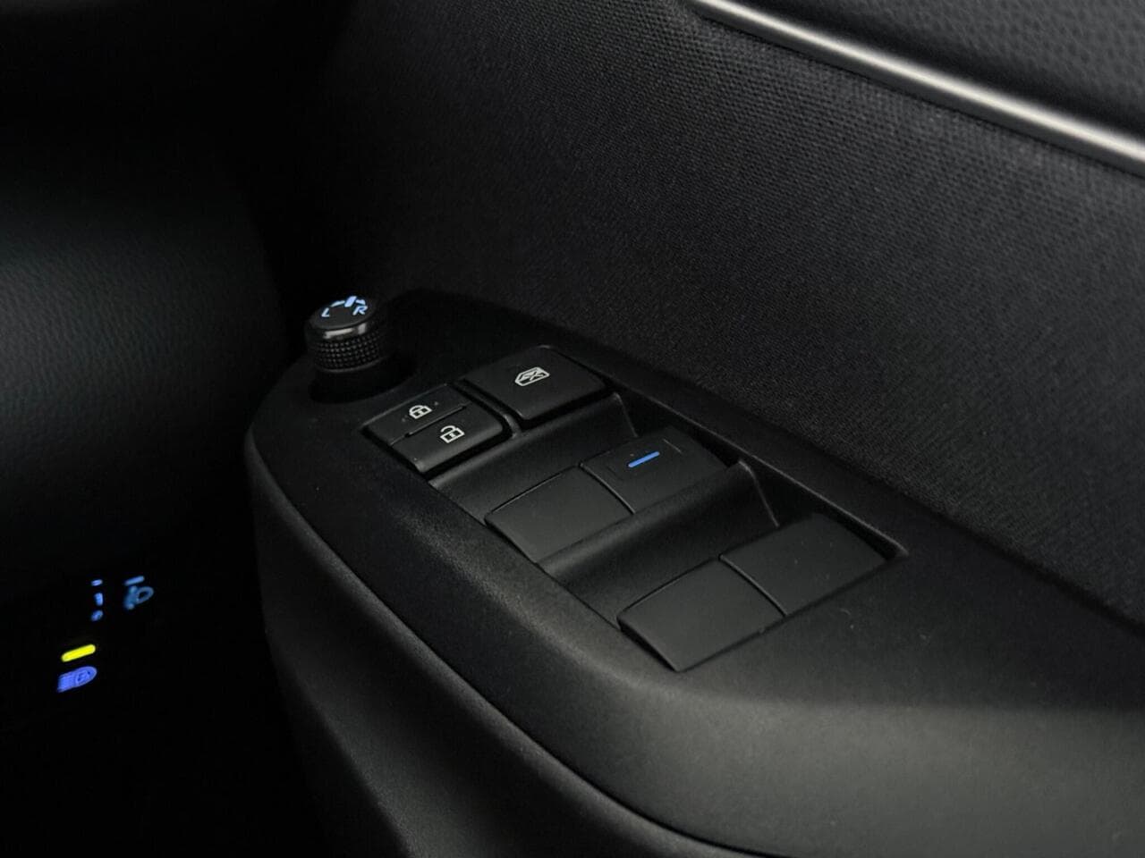 Toyota Yaris Cross thumbnail Misc Controls