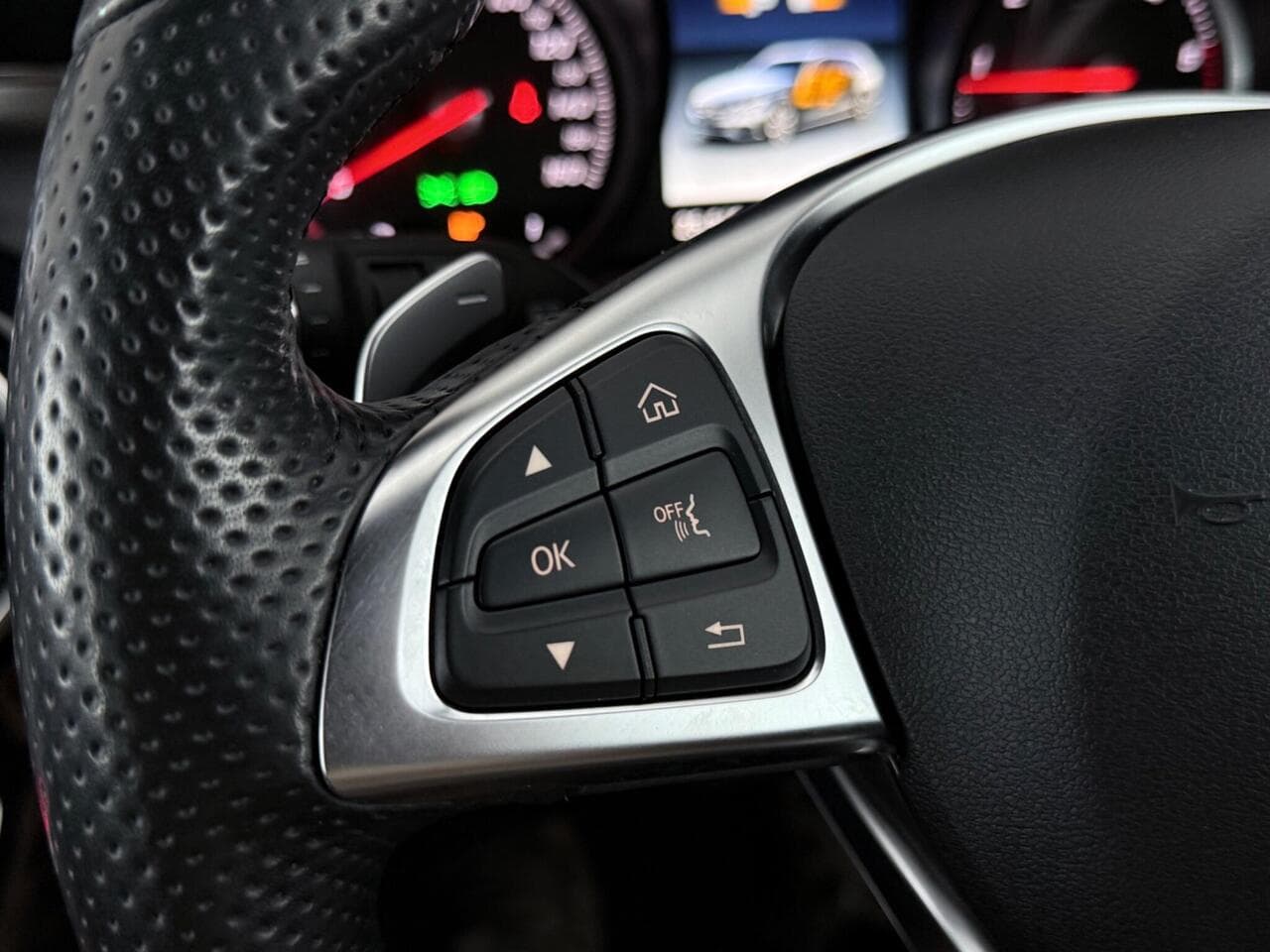 Mercedes-Benz C Class thumbnail Misc Controls
