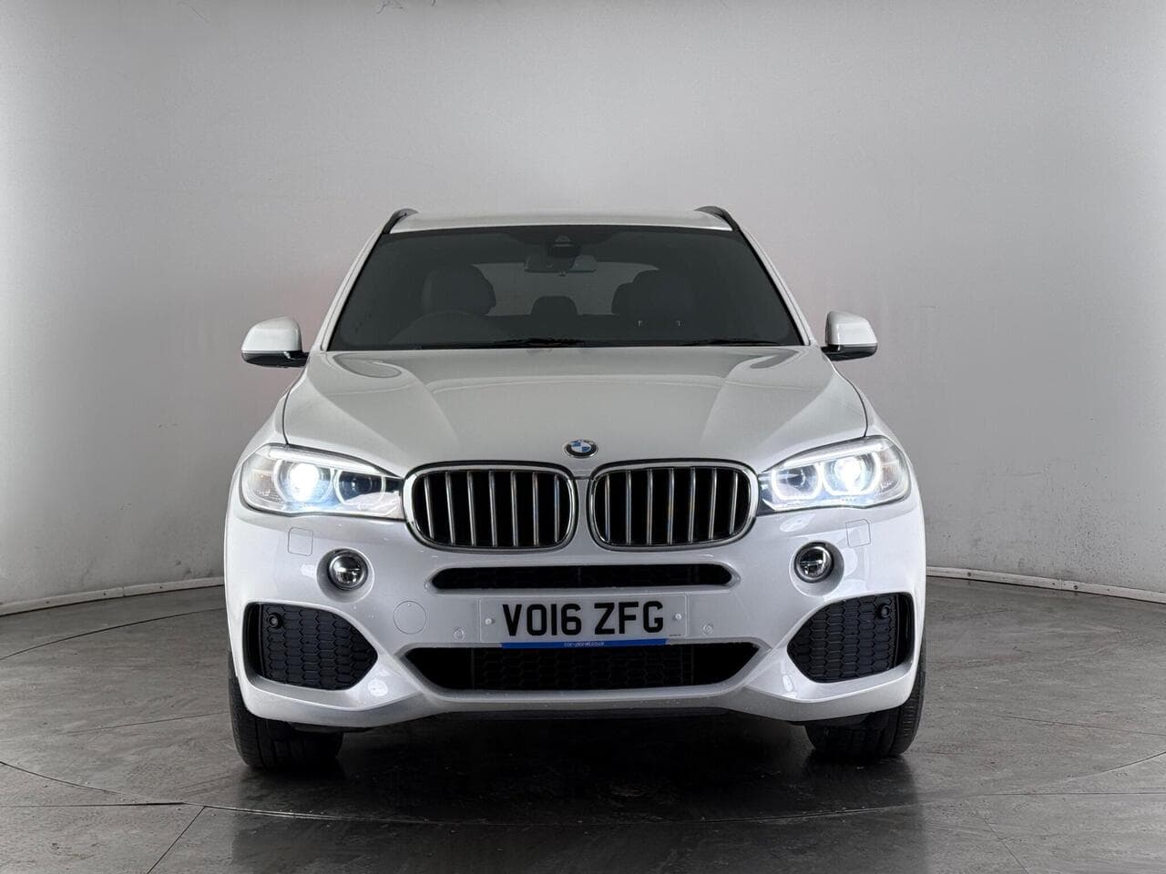BMW X5 thumbnail Front