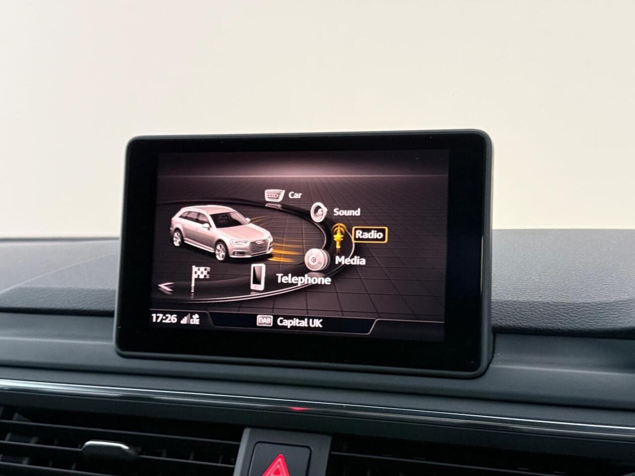 Audi A4 Avant thumbnail Infotainment System