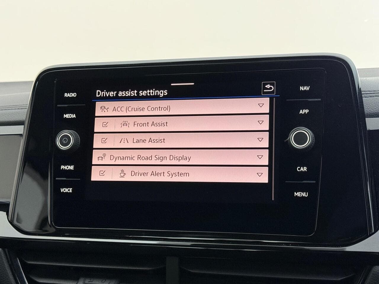 Volkswagen T-Roc thumbnail Infotainment System