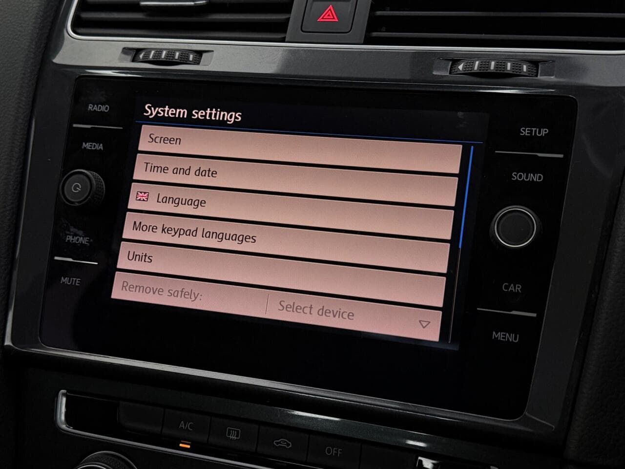 Volkswagen Golf thumbnail Infotainment System