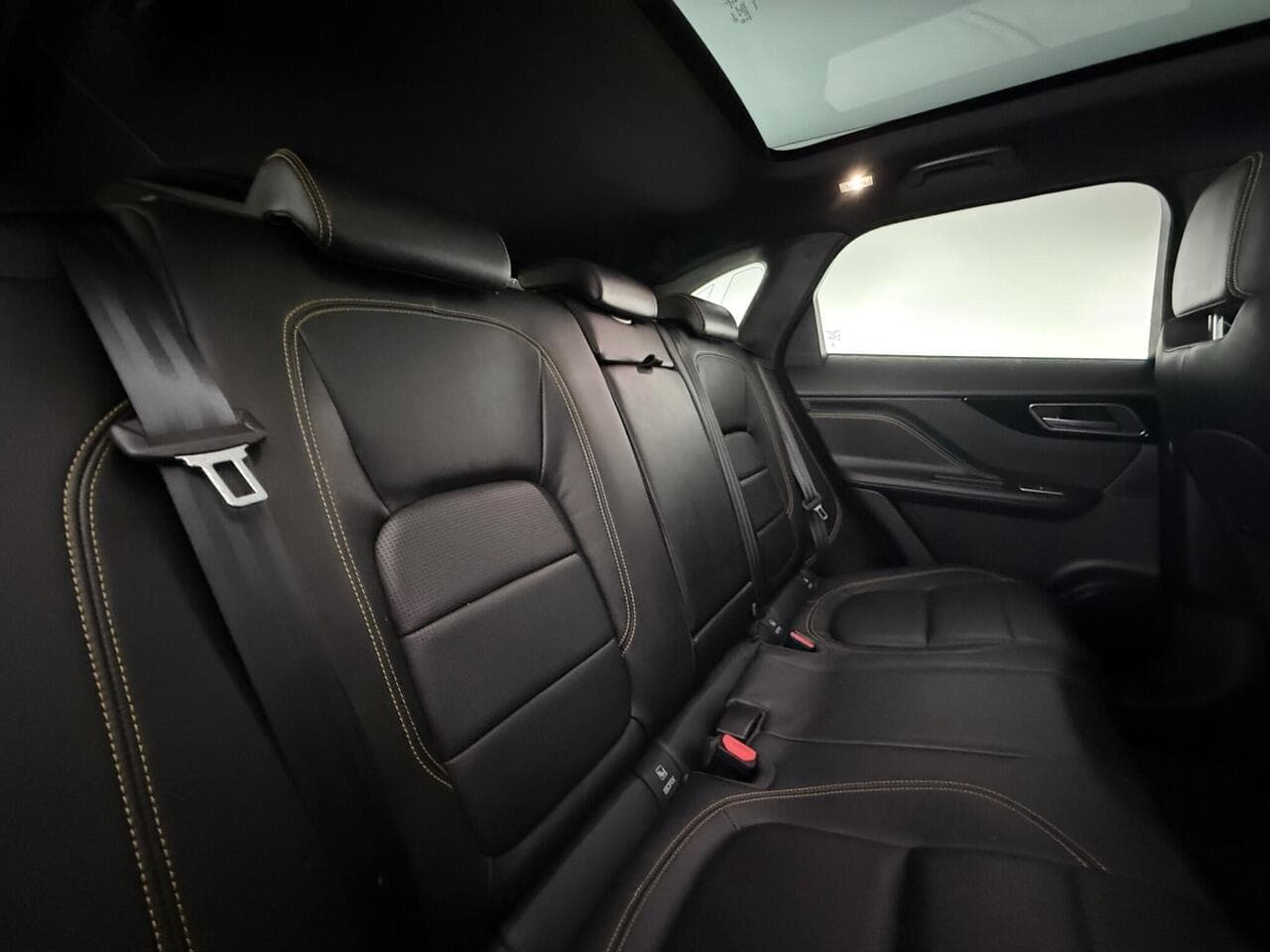 Jaguar F-PACE thumbnail Seats Rear