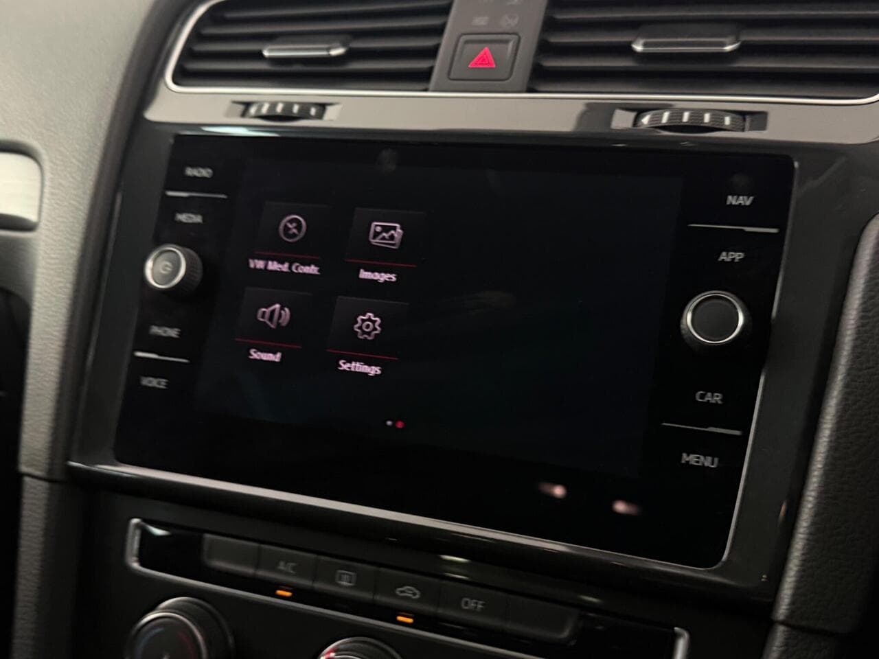 Volkswagen Golf thumbnail Infotainment System