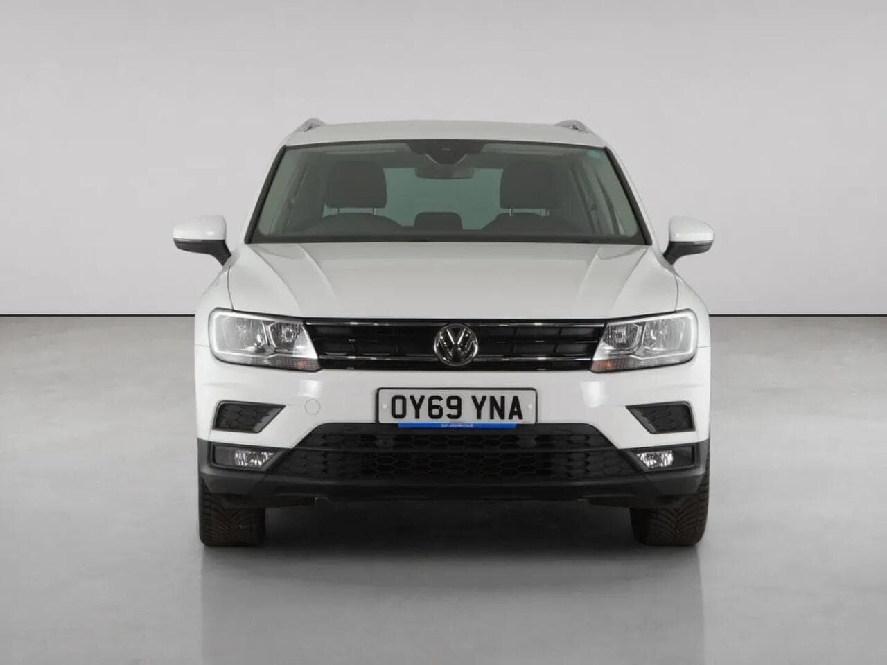 Volkswagen Tiguan thumbnail Front
