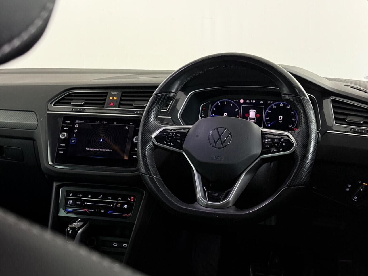 Volkswagen Tiguan thumbnail Steering Wheel