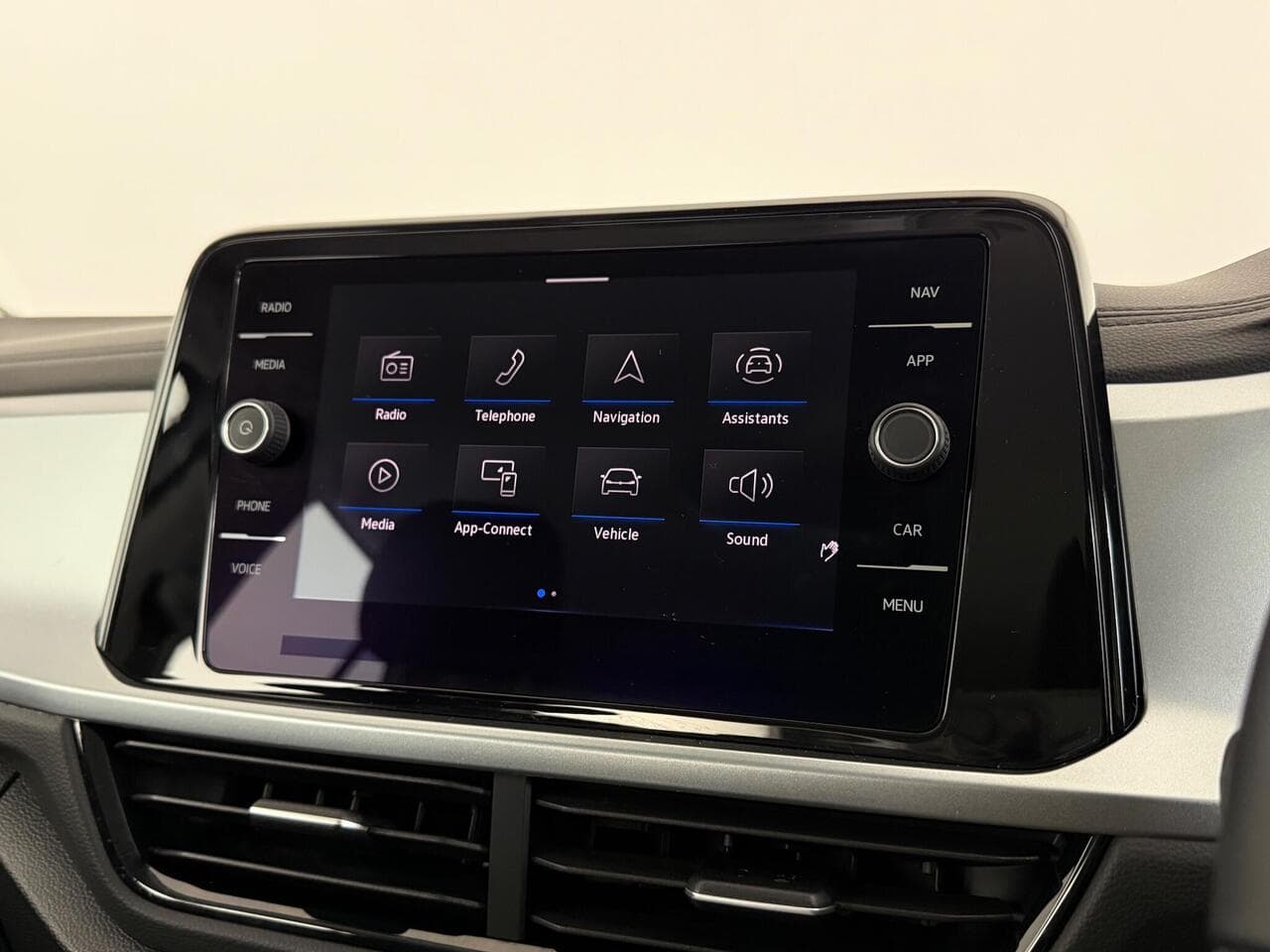 Volkswagen T-Roc thumbnail Infotainment System