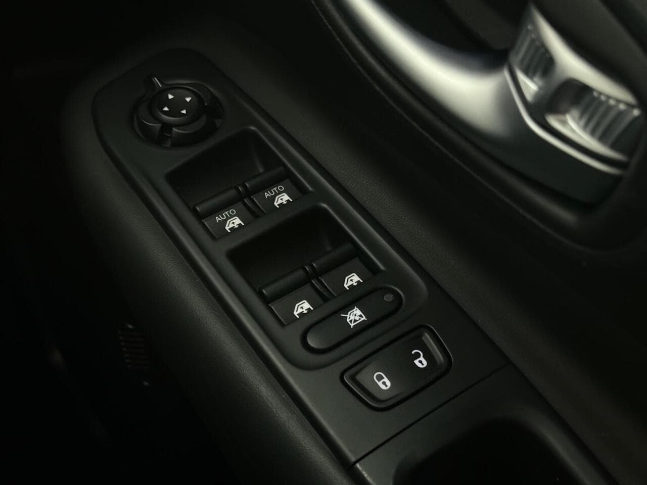 Jeep Renegade thumbnail Misc Controls