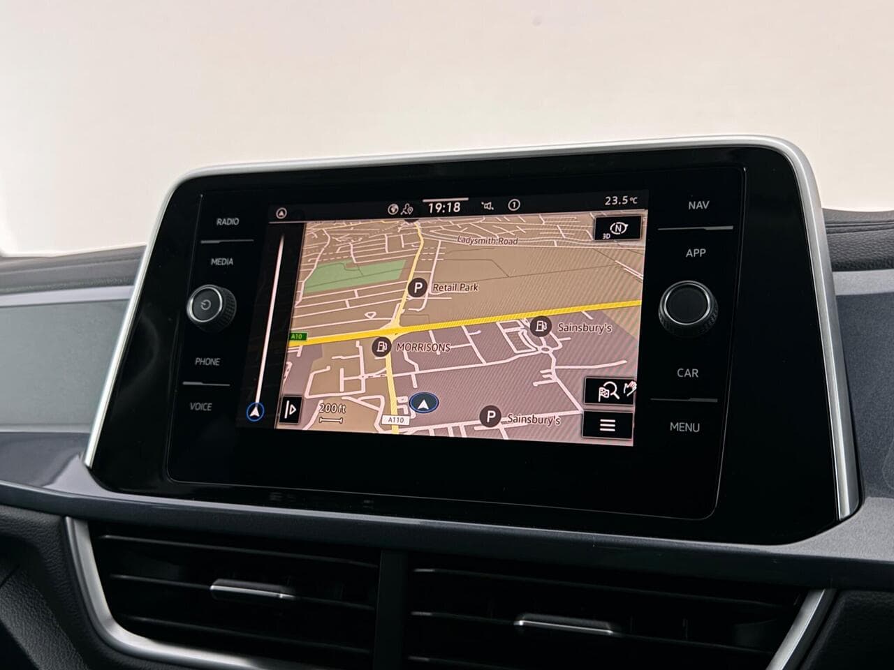 Volkswagen T-Roc thumbnail Infotainment System