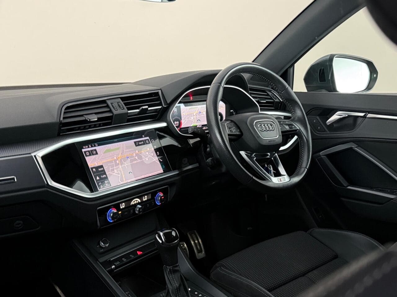 Audi Q3 thumbnail Interior Front
