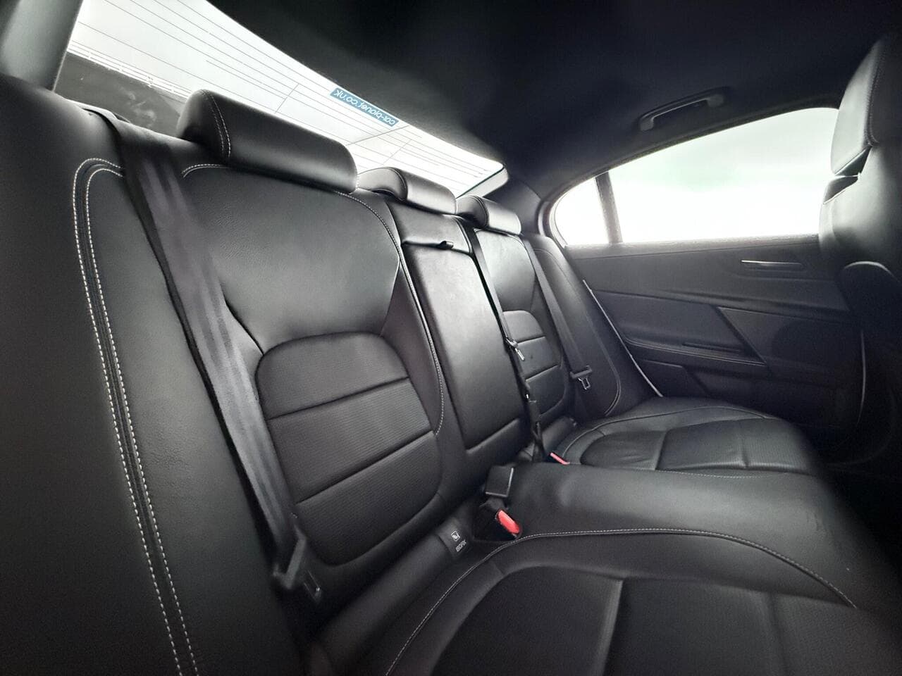 Jaguar XE thumbnail Seats Rear