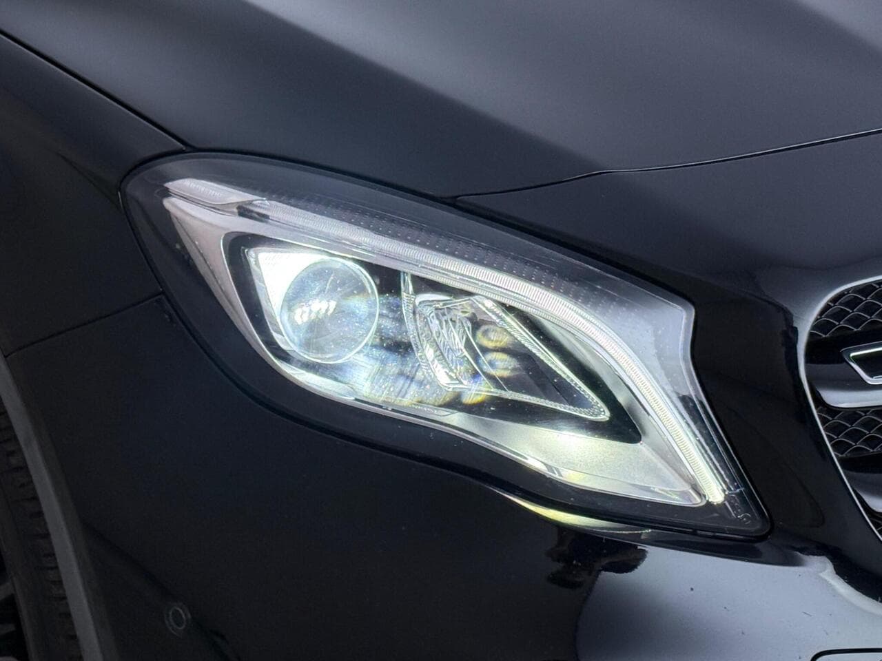 Mercedes-Benz GLA thumbnail Lights Front