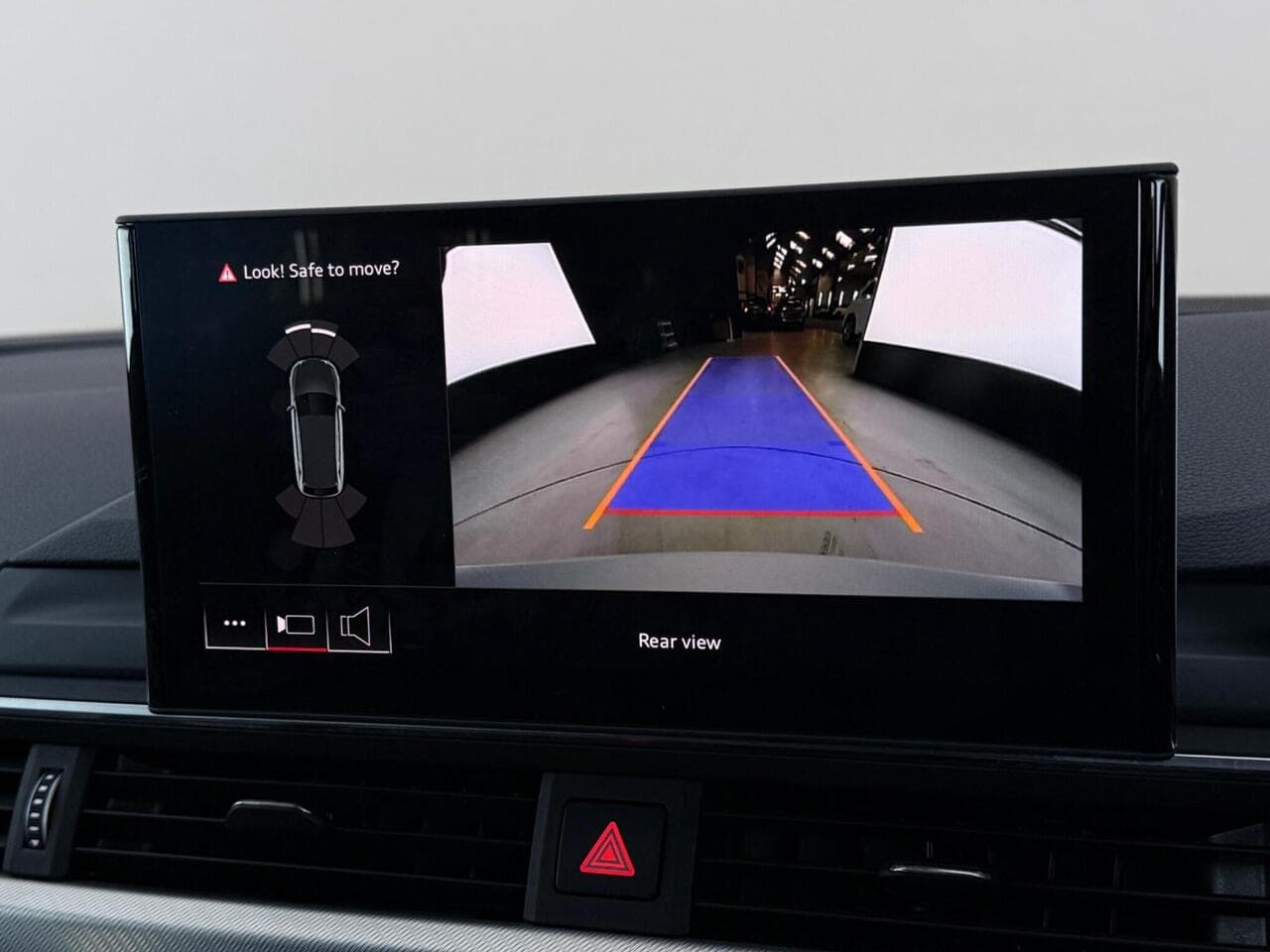 Audi A4 Avant thumbnail Infotainment System