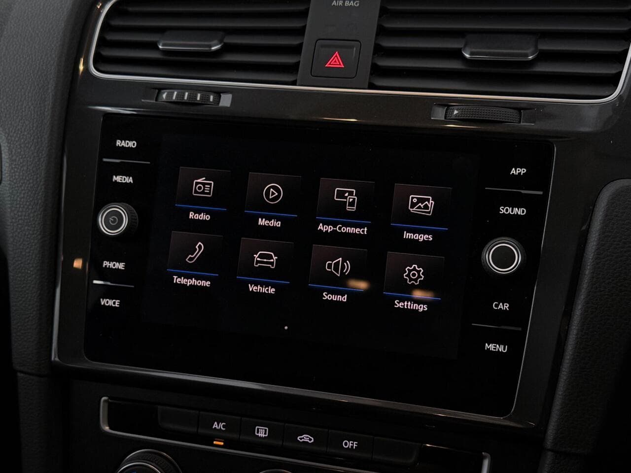 Volkswagen Golf thumbnail Infotainment System