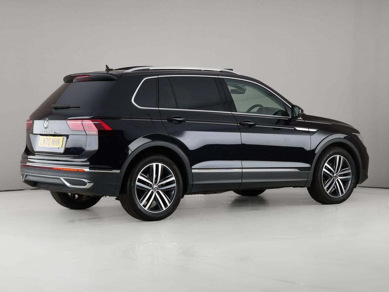 Volkswagen Tiguan thumbnail Side Right