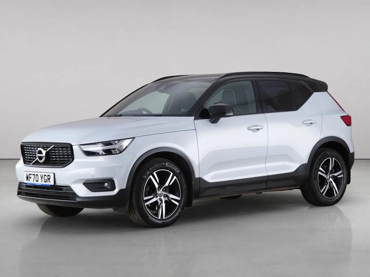 Volvo XC40 thumbnail Front Left