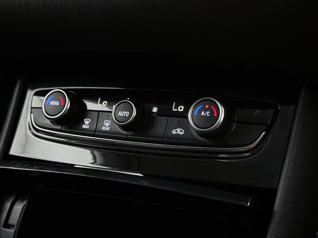 Vauxhall Grandland X thumbnail Misc Controls