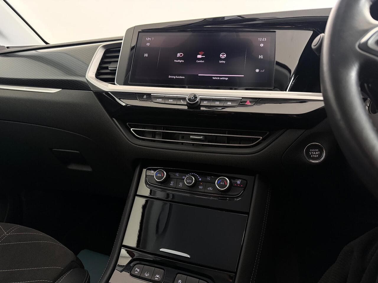 Vauxhall Grandland thumbnail Infotainment System