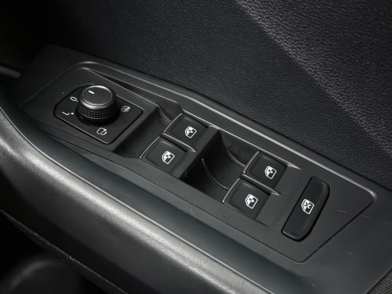 Volkswagen T-Roc thumbnail Misc Controls