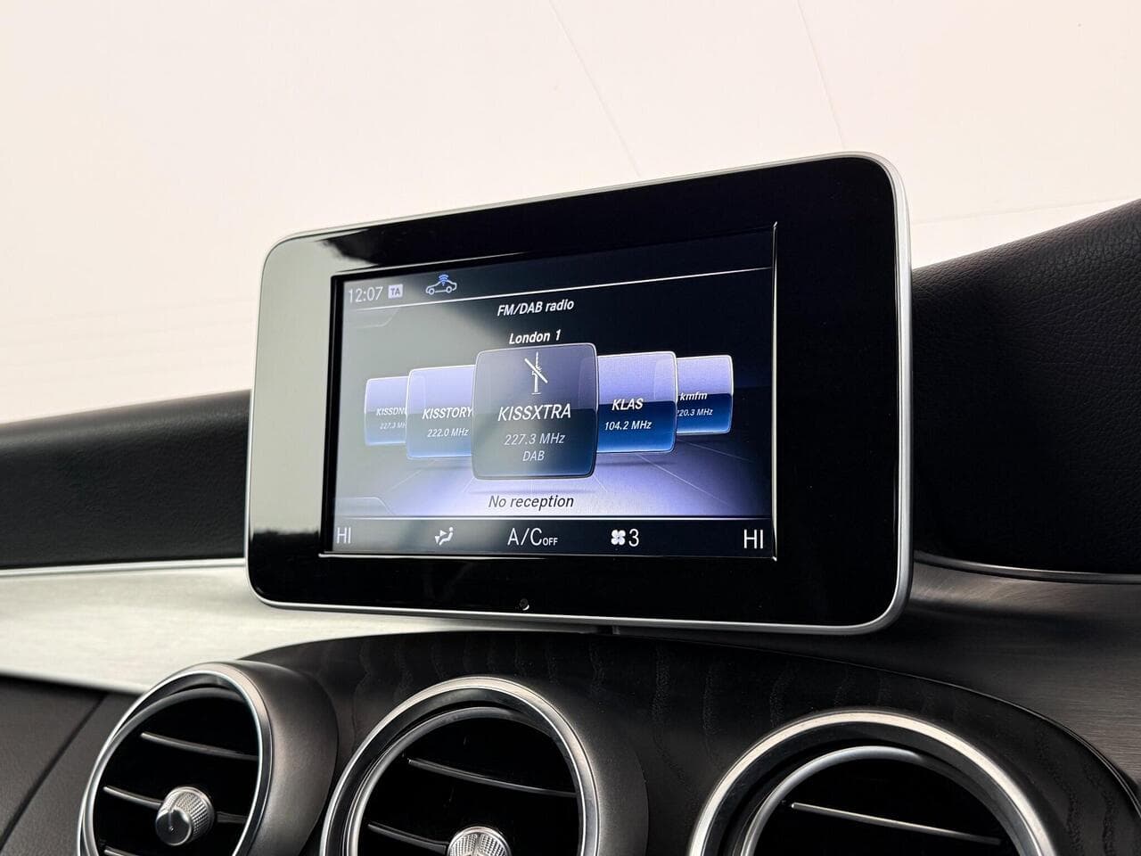 Mercedes-Benz C Class thumbnail Infotainment System