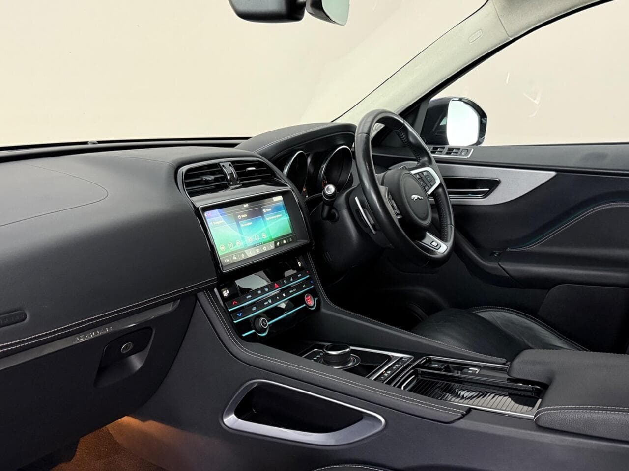 Jaguar F-PACE thumbnail Interior Front