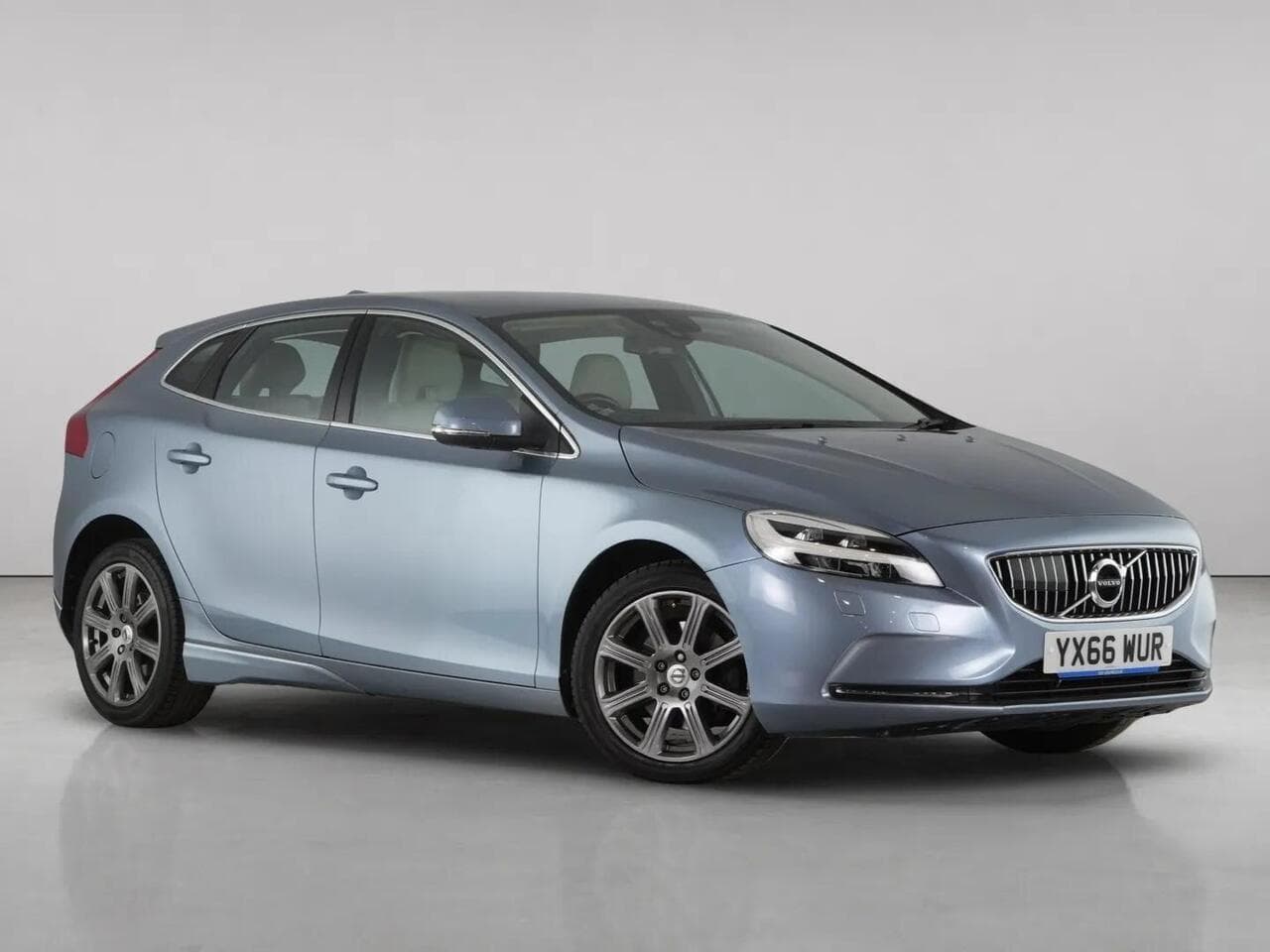 Volvo V40 - Volvo V40 2.0 T2 Inscription Hatchback 5dr Petrol Manual Euro 6 (s/s) (122 ps)