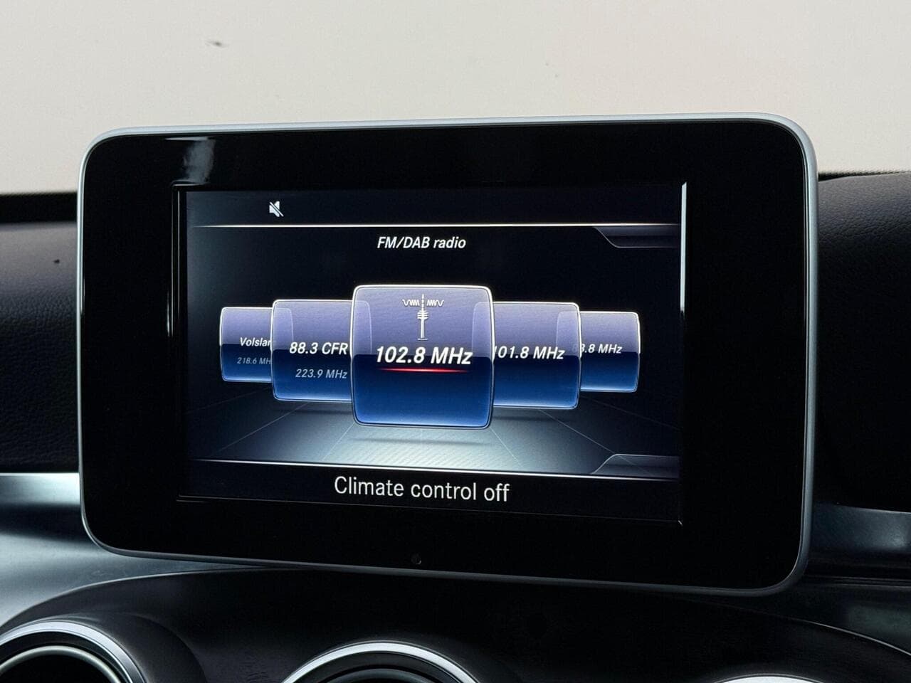 Mercedes-Benz C Class thumbnail Infotainment System
