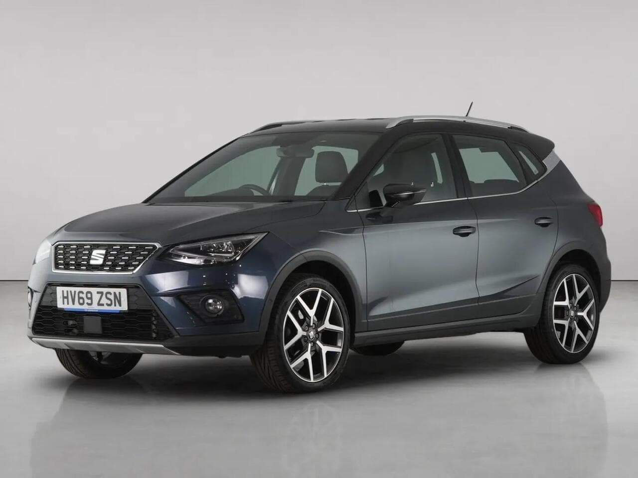 SEAT Arona thumbnail Front Left