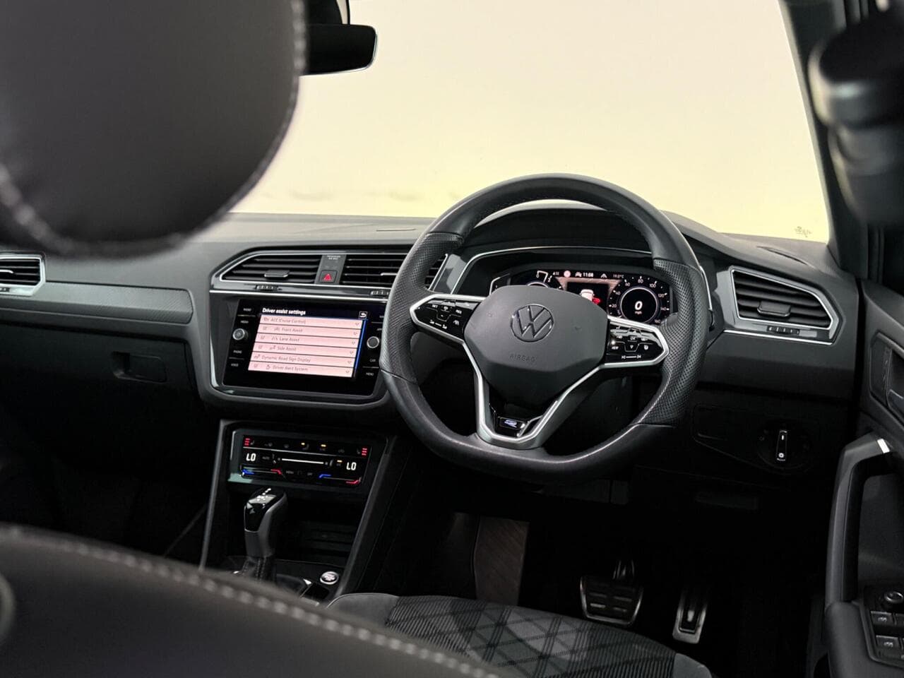 Volkswagen Tiguan thumbnail Interior Front