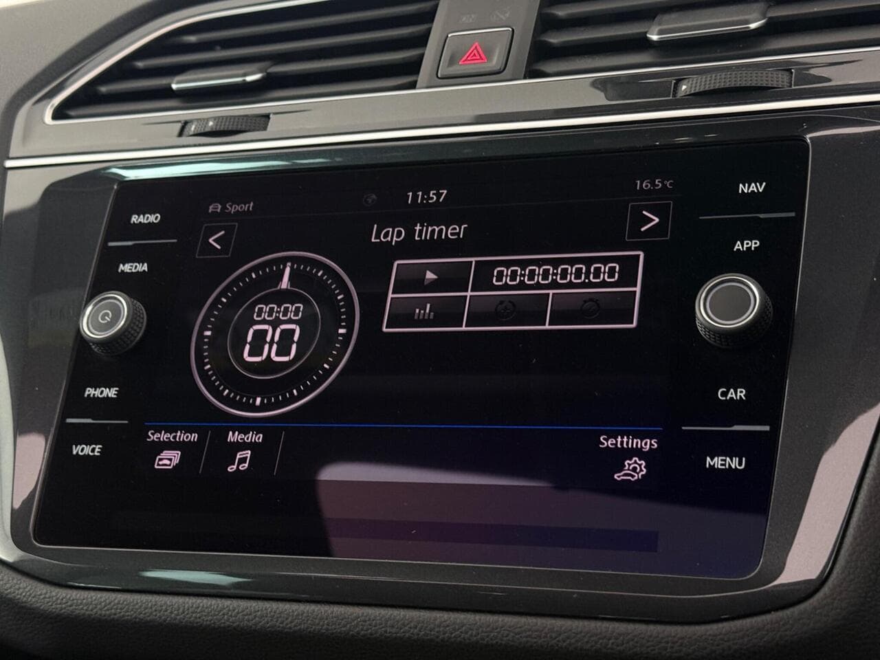 Volkswagen Tiguan thumbnail Infotainment System