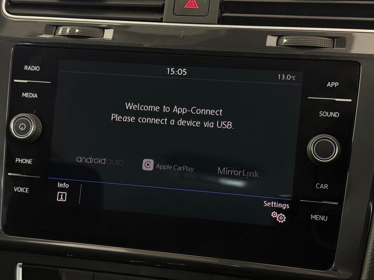 Volkswagen Golf thumbnail Infotainment System