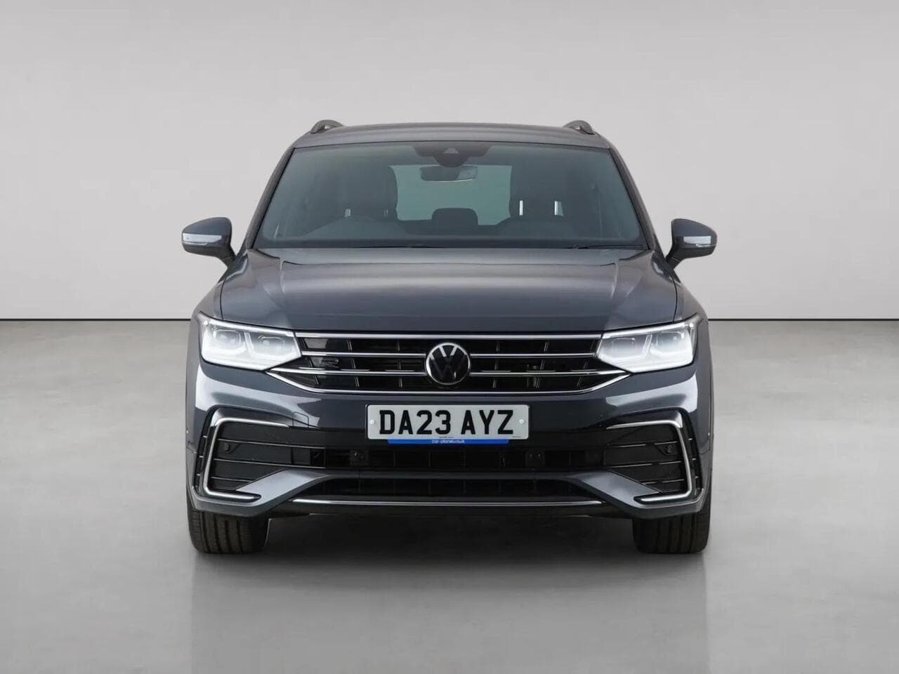 Volkswagen Tiguan thumbnail Front
