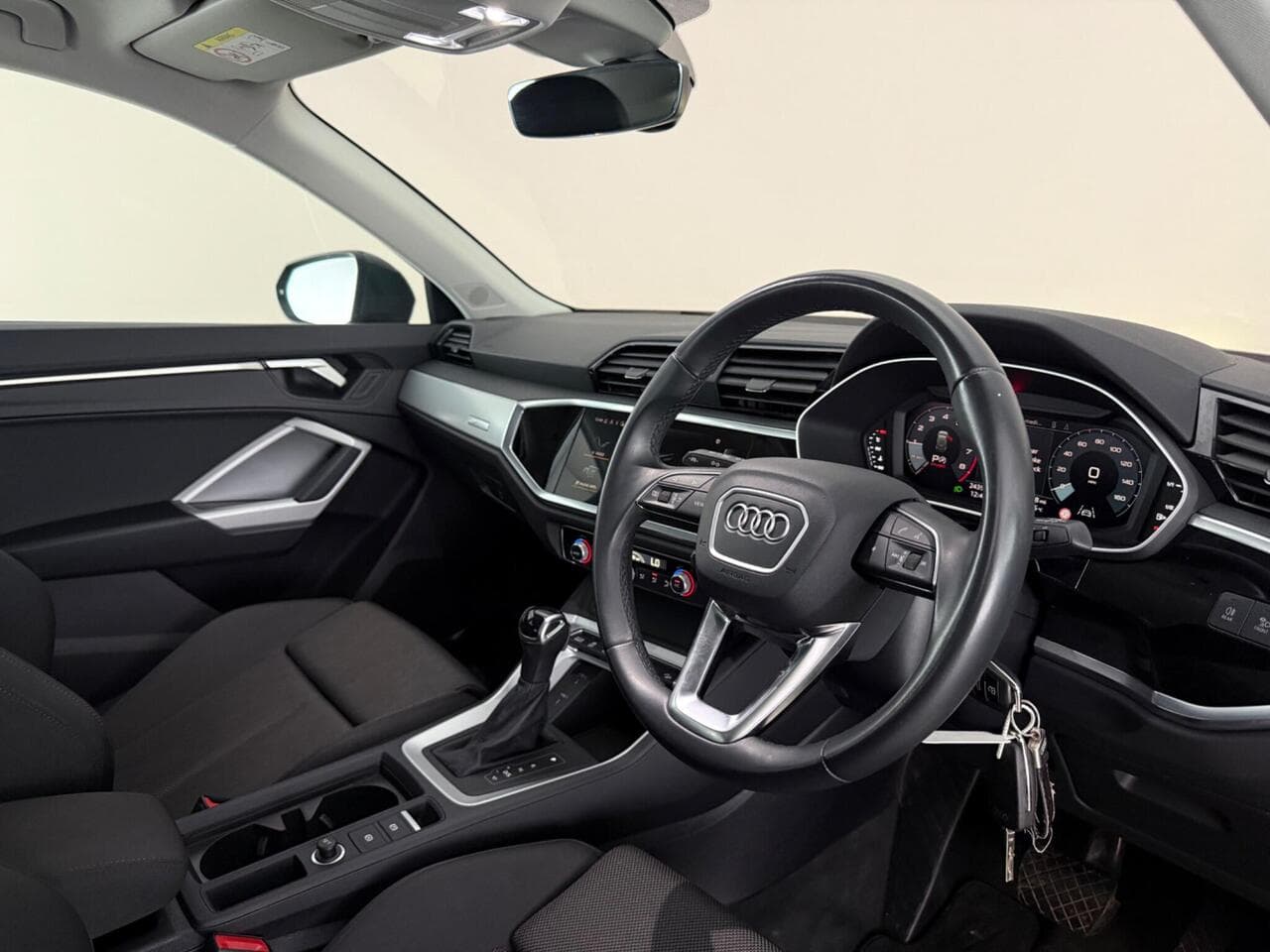 Audi Q3 thumbnail Interior Front
