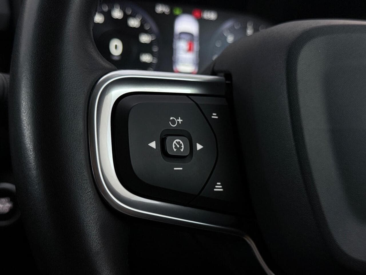 Volvo XC40 thumbnail Misc Controls