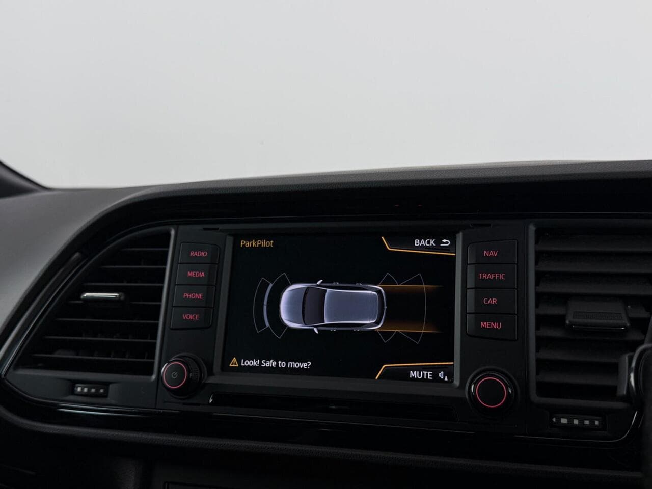 SEAT Leon thumbnail Infotainment System