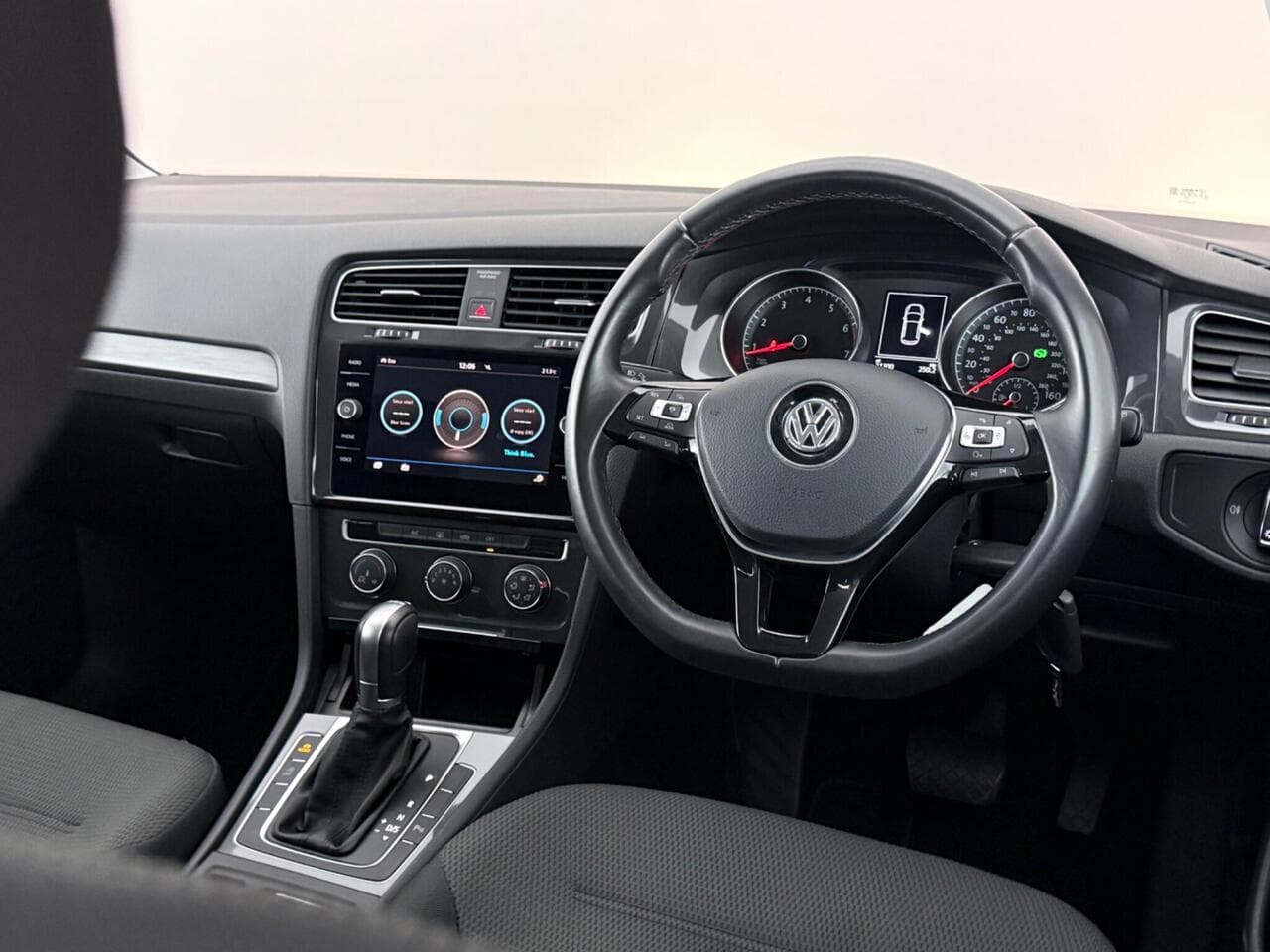 Volkswagen Golf thumbnail Steering Wheel