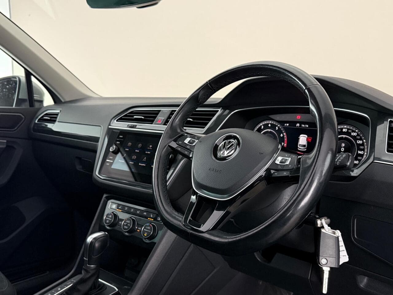 Volkswagen Tiguan thumbnail Interior Front