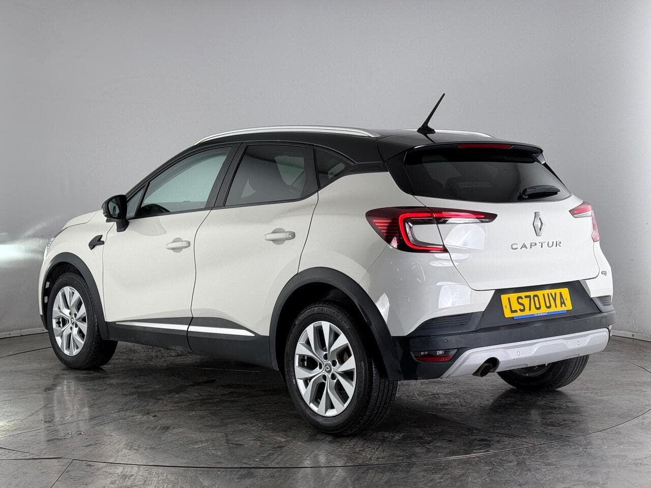 Renault Captur thumbnail Rear Left