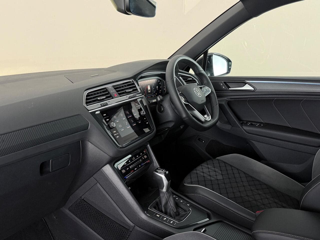 Volkswagen Tiguan thumbnail Interior Front