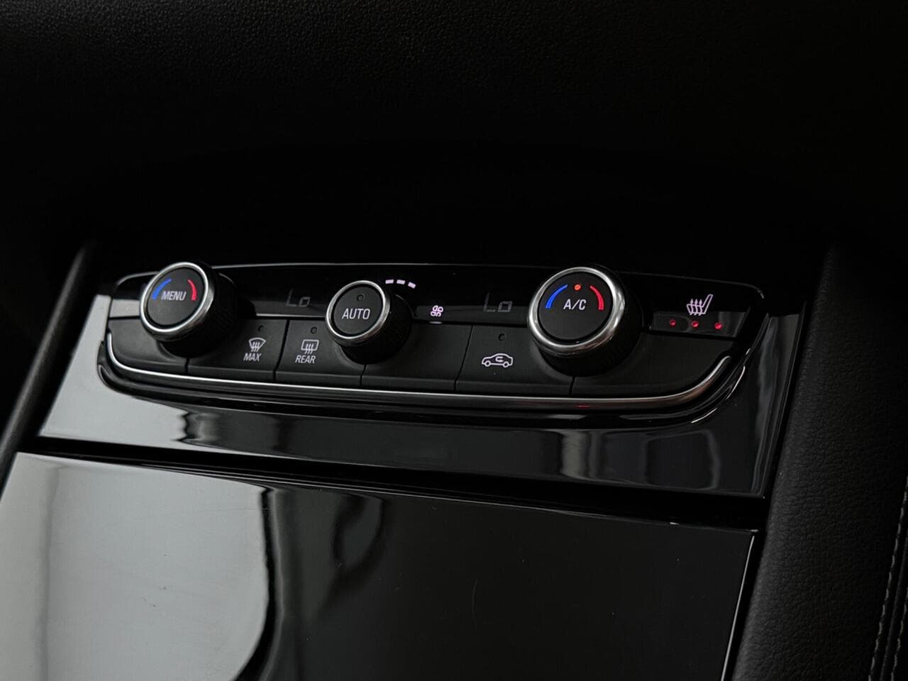 Vauxhall Grandland X thumbnail Misc Controls