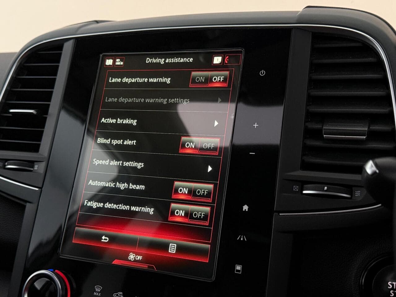 Renault Koleos thumbnail Infotainment System