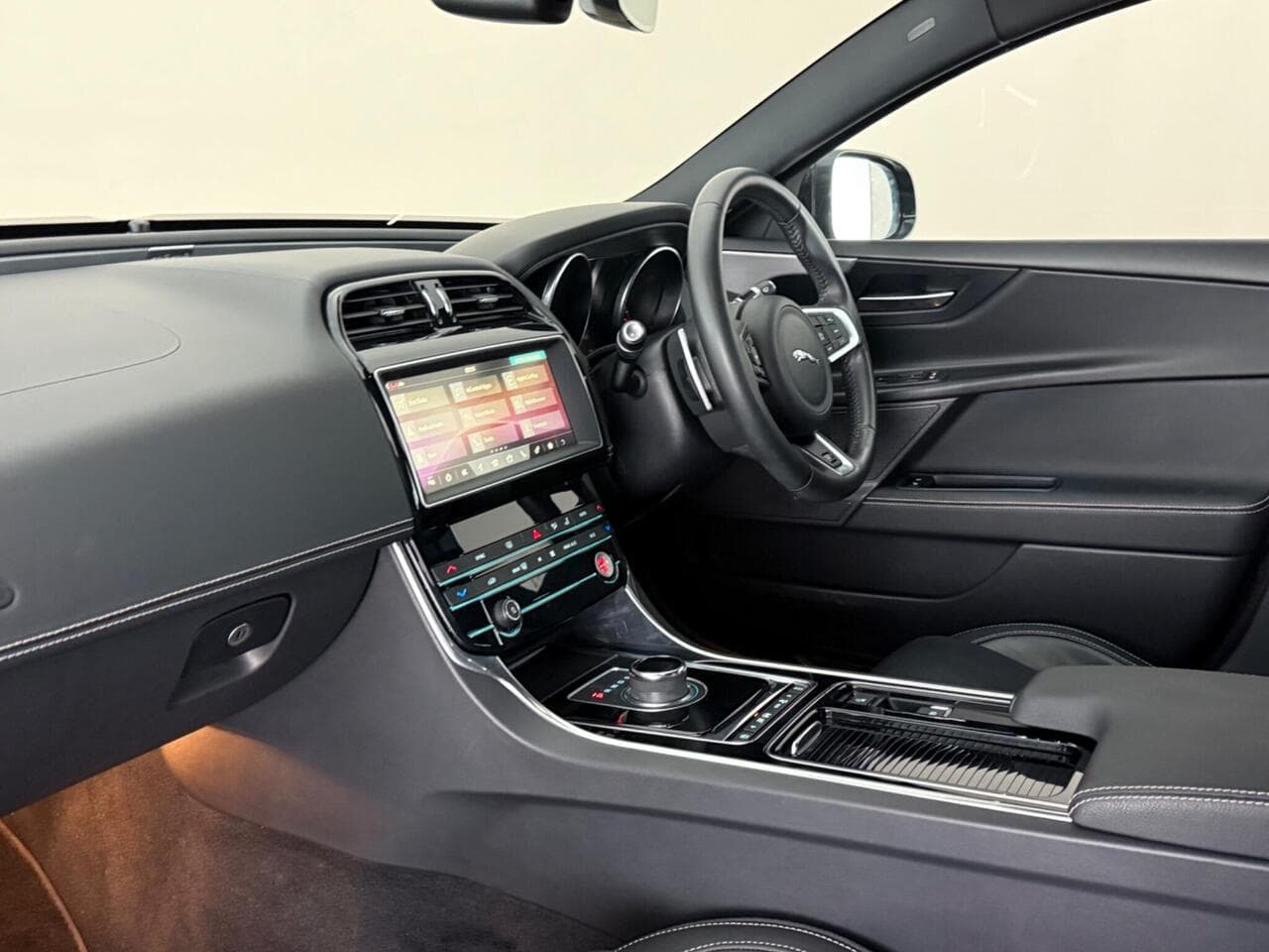 Jaguar XE thumbnail Interior Front
