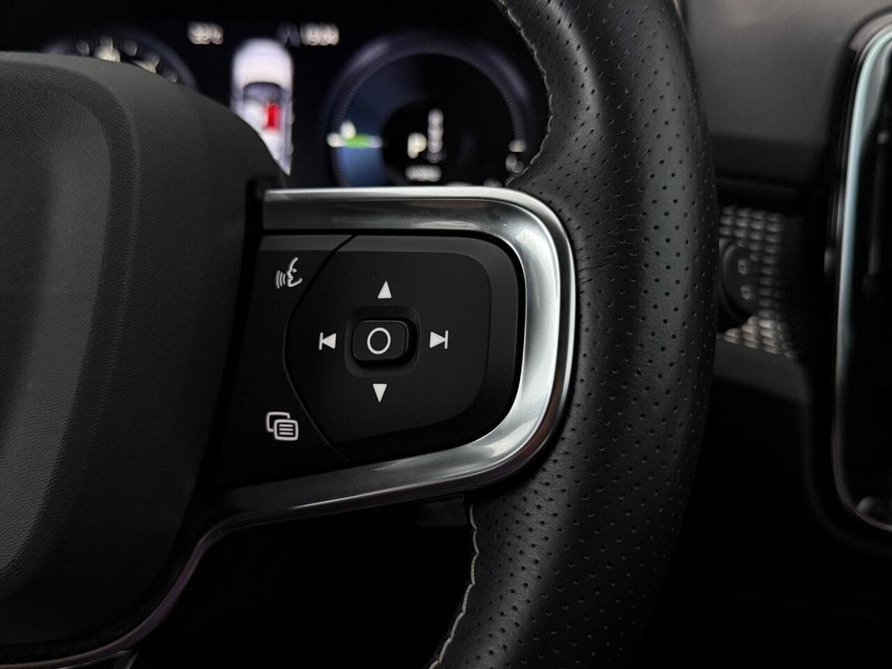 Volvo XC40 thumbnail Misc Controls