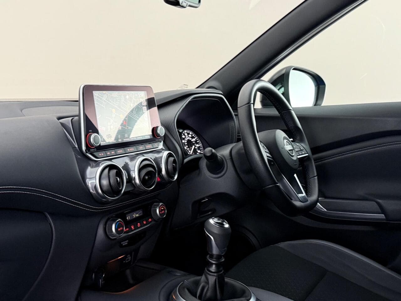 Nissan Juke thumbnail Interior Front