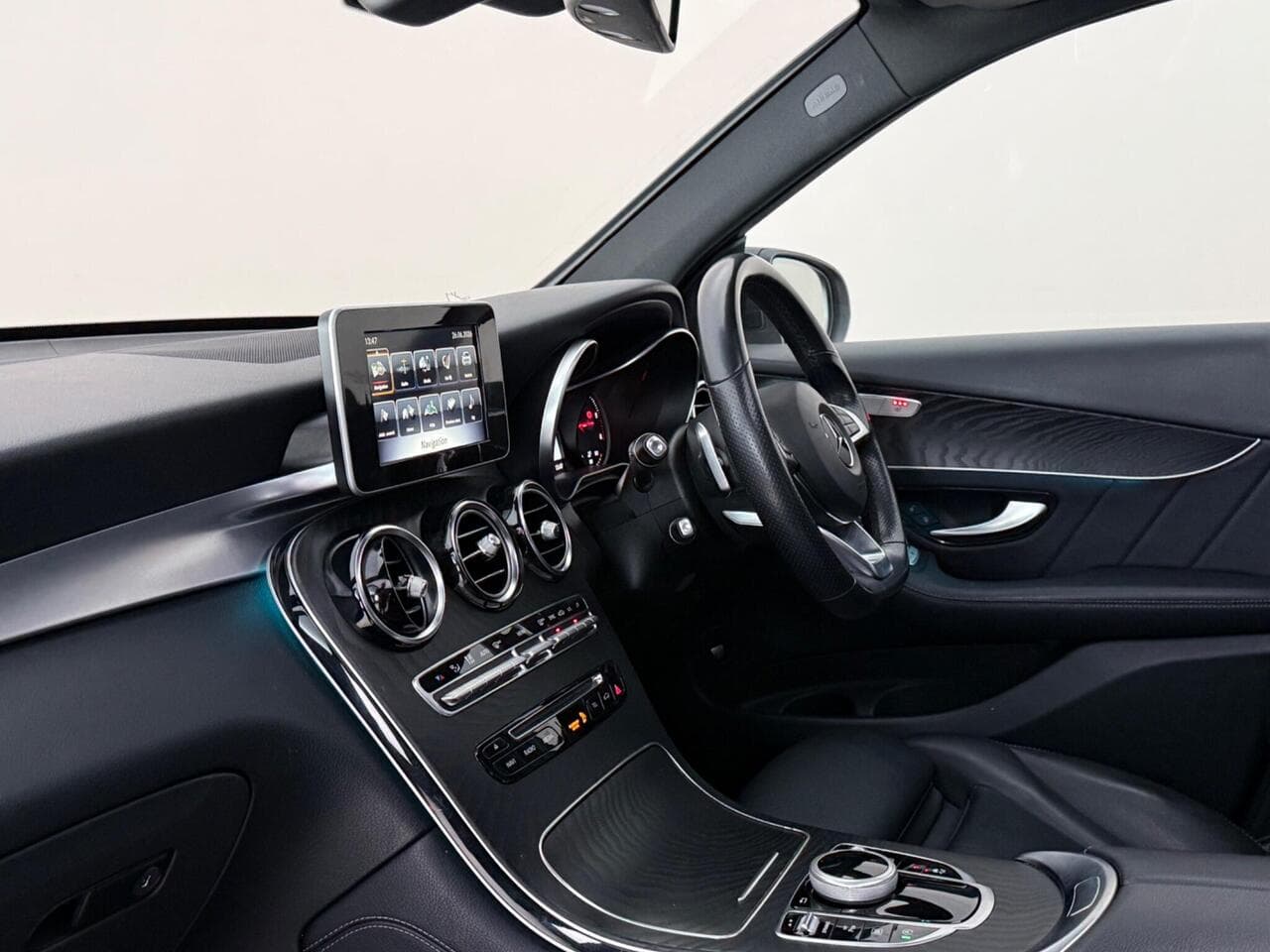 Mercedes-Benz GLC thumbnail Interior Front