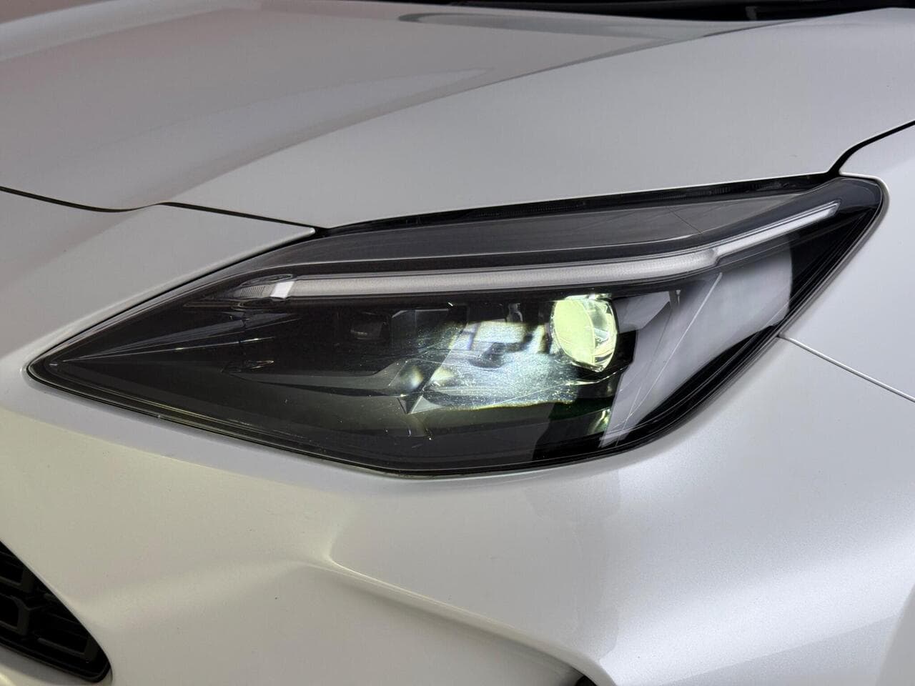 Toyota Yaris Cross thumbnail Lights Front
