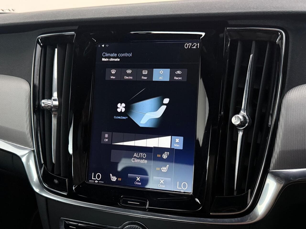 Volvo S90 thumbnail Infotainment System